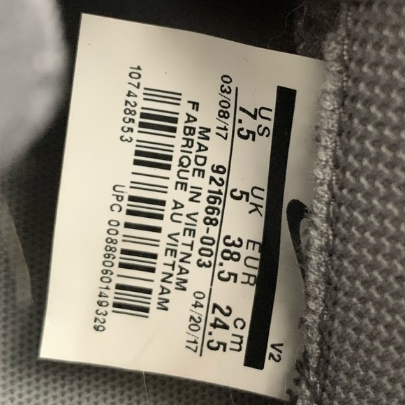 Nike Tennis Shoes - Picture 3 of 3